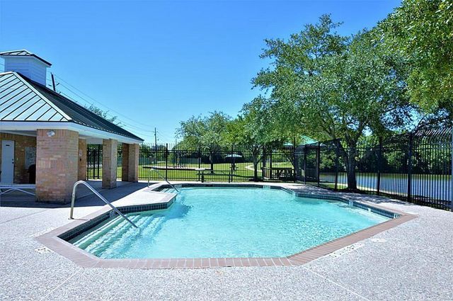 2608 Courtyard Lane, Pearland, TX 77584