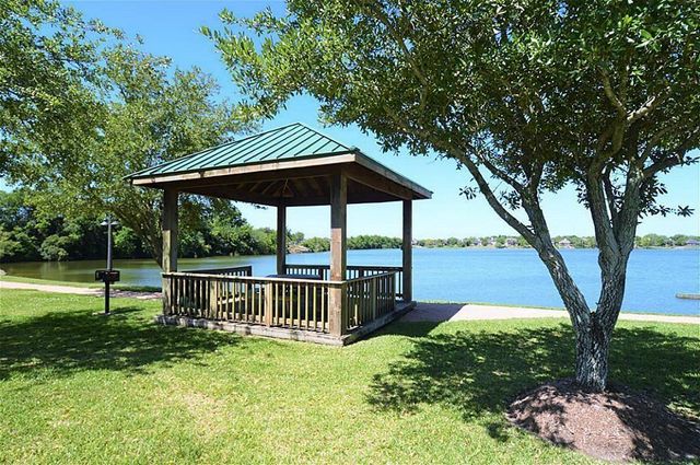 2608 Courtyard Lane, Pearland, TX 77584