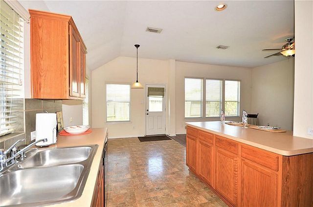 2608 Courtyard Lane, Pearland, TX 77584