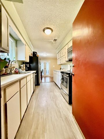 362 Bending Oaks Lane, Livingston, TX 77351