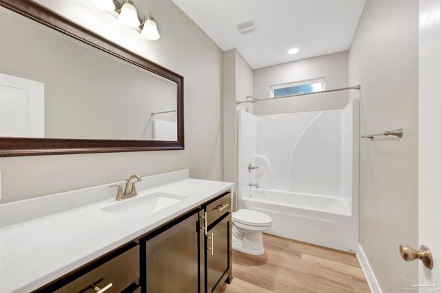 5904 N Bay Point Dr, Pensacola, FL 32507