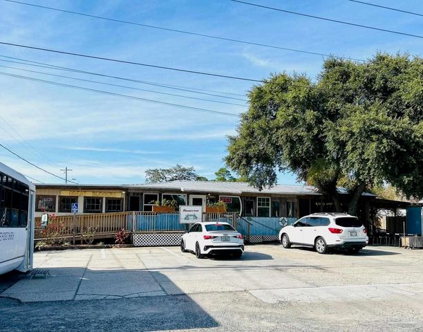 5904 N Bay Point Dr, Pensacola, FL 32507