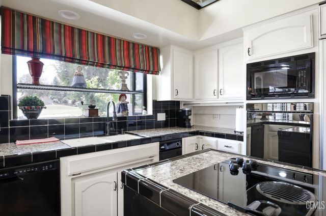 5805 Kings Canyon Drive, Bakersfield, CA 93306
