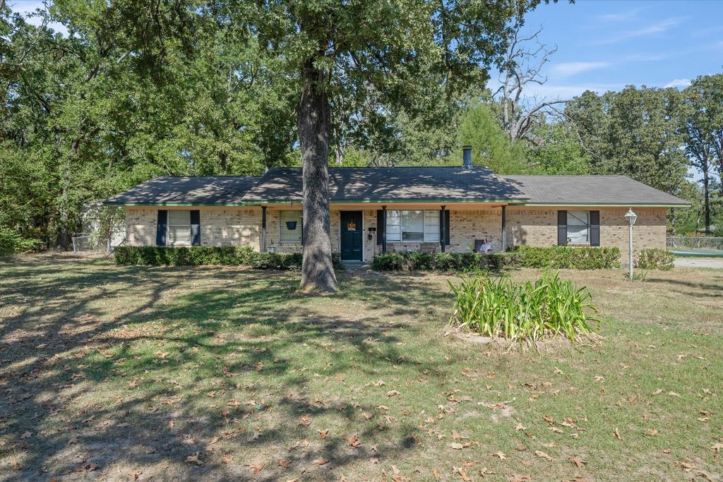 215 N OAKS Drive, Grand Saline, TX 75140