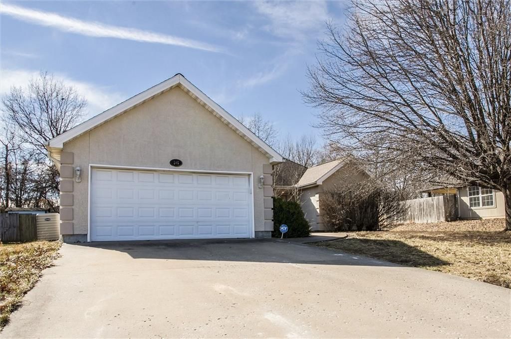 946 E Market Street, Warrensburg, MO 64093