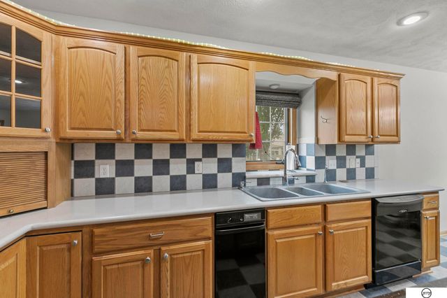 9360 Benziger Drive, Lincoln, NE 68526