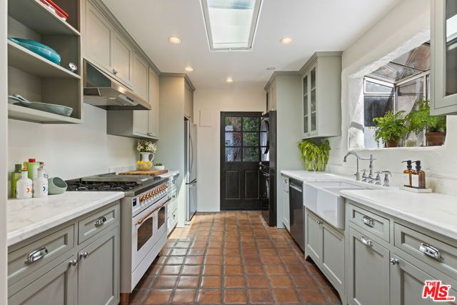 950 S Muirfield Road, Los Angeles, CA 90019