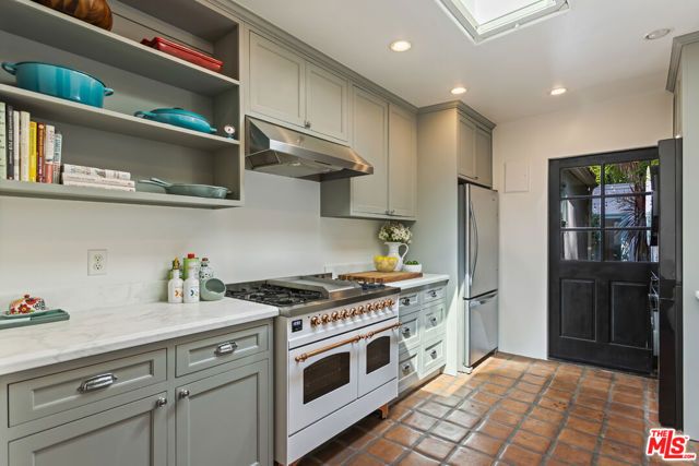 950 S Muirfield Road, Los Angeles, CA 90019