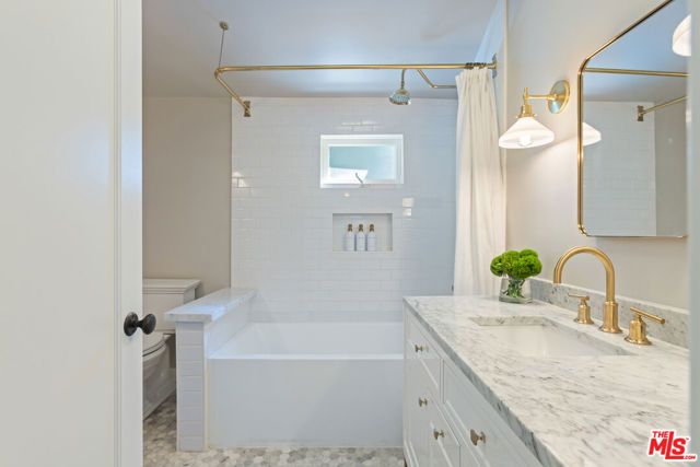950 S Muirfield Road, Los Angeles, CA 90019