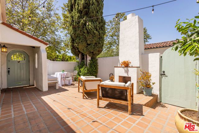 950 S Muirfield Road, Los Angeles, CA 90019