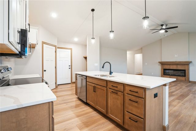 3329 Center Court, Robins, IA 52328