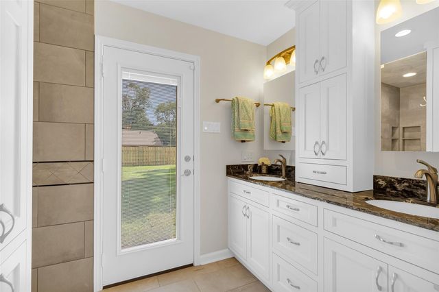 711 Rosewood Drive, Shenandoah, TX 77381
