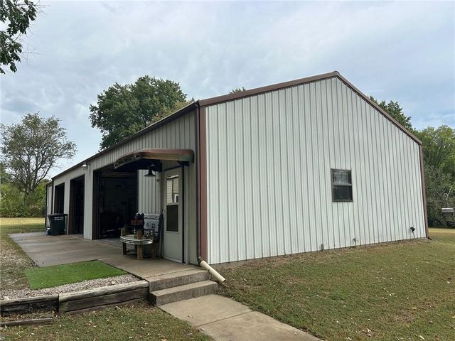 14461 E BB Highway, Nevada, MO 64772