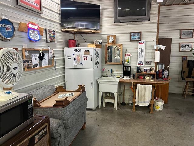 14461 E BB Highway, Nevada, MO 64772