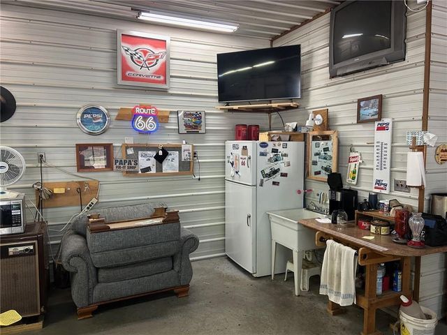 14461 E BB Highway, Nevada, MO 64772