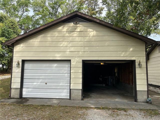 14461 E BB Highway, Nevada, MO 64772