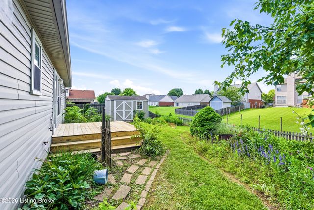 7217 Meadow Ridge Dr, Louisville, KY 40218