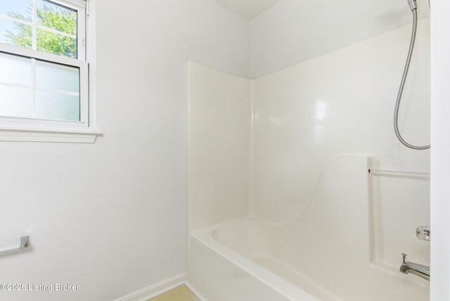 7217 Meadow Ridge Dr, Louisville, KY 40218