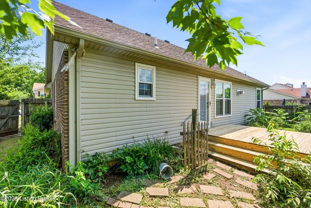 7217 Meadow Ridge Dr, Louisville, KY 40218