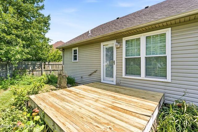 7217 Meadow Ridge Dr, Louisville, KY 40218
