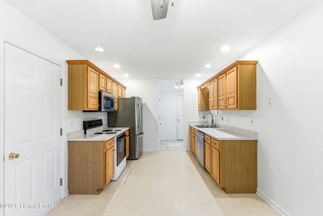 7217 Meadow Ridge Dr, Louisville, KY 40218