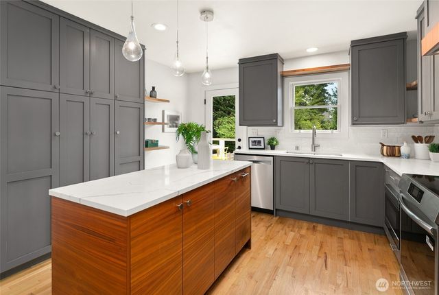 9219 5th Avenue NE, Seattle, WA 98115