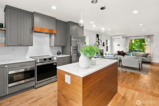 9219 5th Avenue NE, Seattle, WA 98115