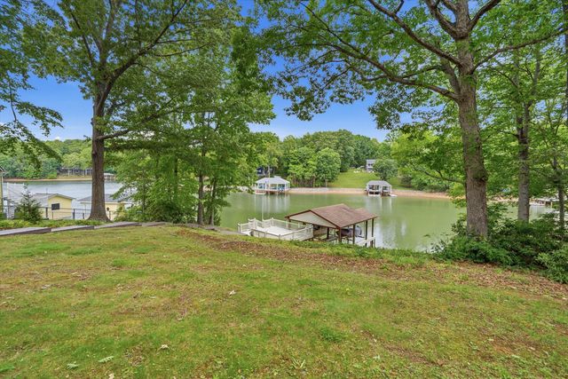 214 Twin Chimneys DR, Wirtz, VA 24184