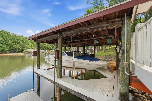214 Twin Chimneys DR, Wirtz, VA 24184