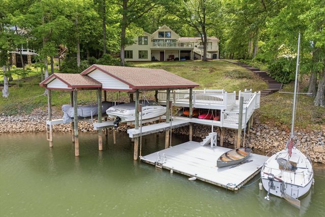 214 Twin Chimneys DR, Wirtz, VA 24184
