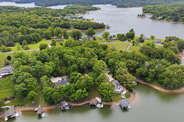 214 Twin Chimneys DR, Wirtz, VA 24184