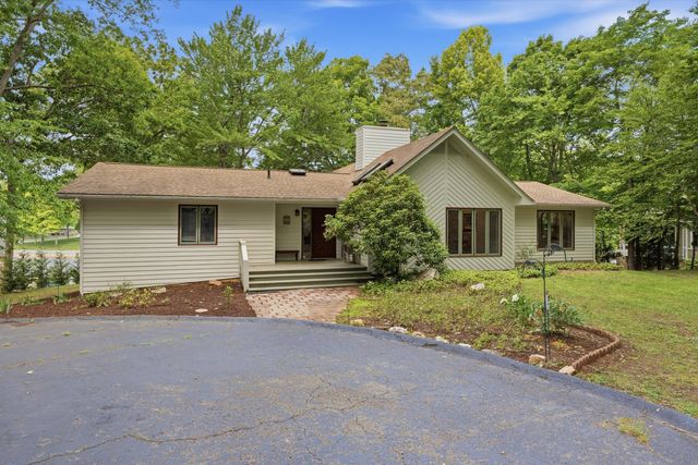 214 Twin Chimneys DR, Wirtz, VA 24184