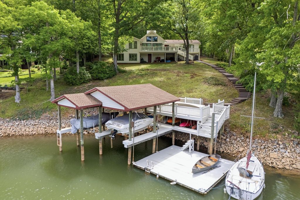214 Twin Chimneys DR, Wirtz, VA 24184