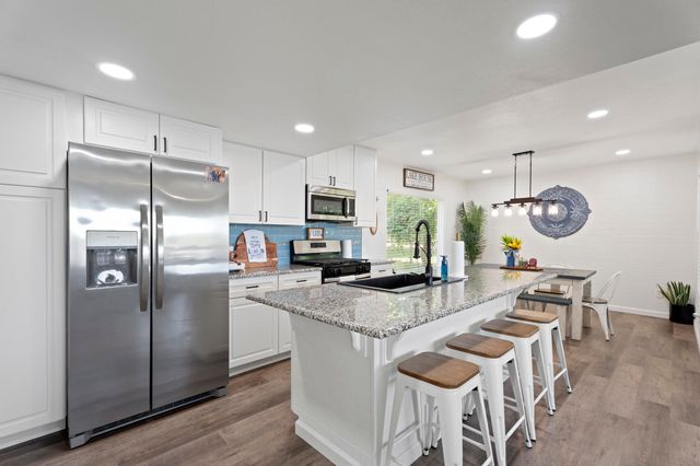 24721 S 613 Road, Grove, OK 74344