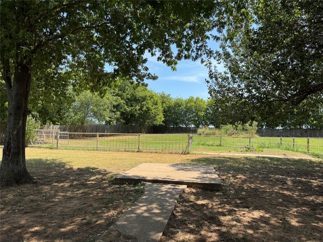 168 County Road 193, Gainesville, TX 76240