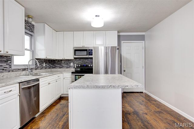 1042 Hillcrest Drive, East Alton, IL 62024