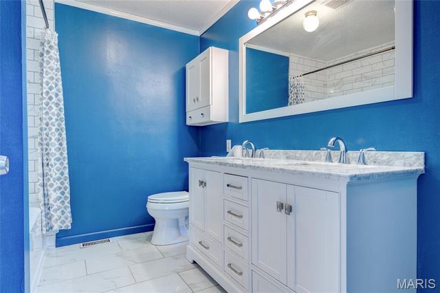 1042 Hillcrest Drive, East Alton, IL 62024