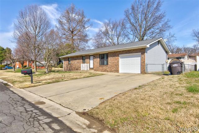 1042 Hillcrest Drive, East Alton, IL 62024
