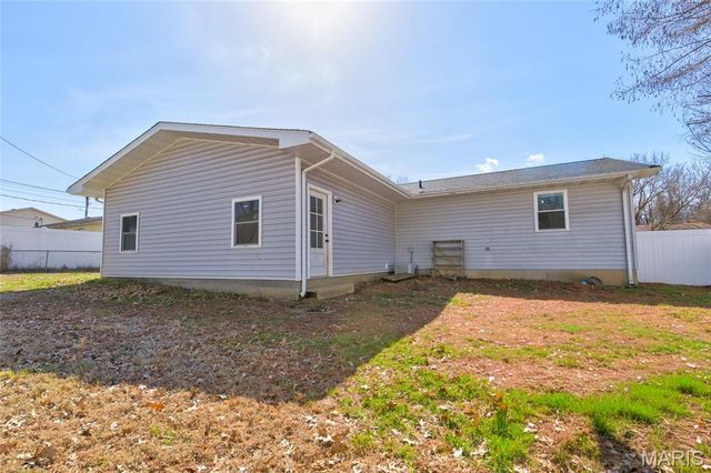 1042 Hillcrest Drive, East Alton, IL 62024