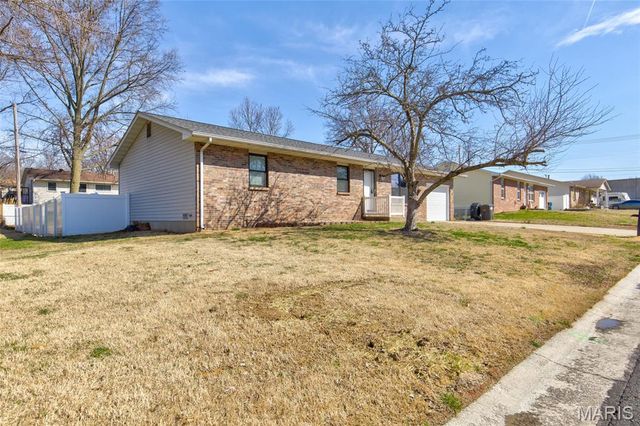 1042 Hillcrest Drive, East Alton, IL 62024