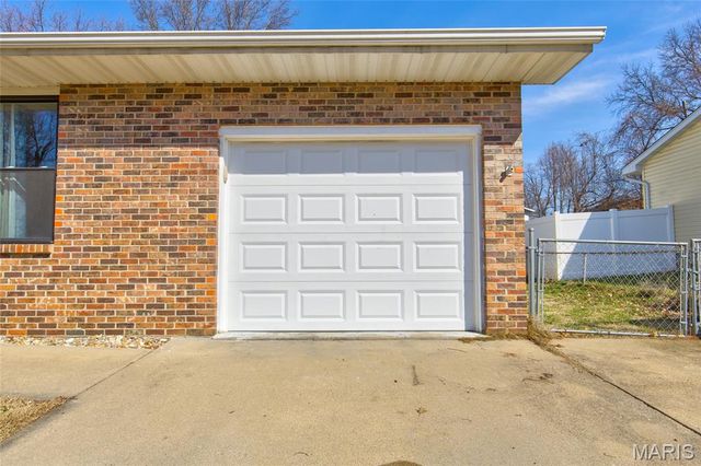 1042 Hillcrest Drive, East Alton, IL 62024