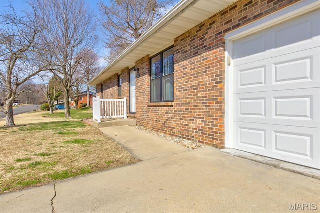 1042 Hillcrest Drive, East Alton, IL 62024