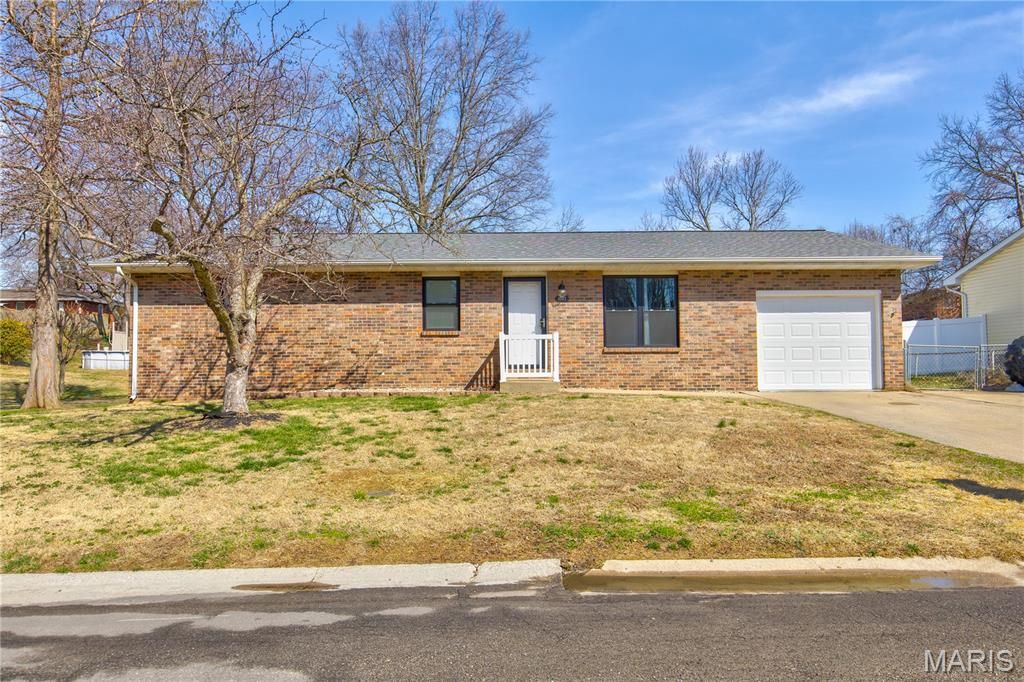 1042 Hillcrest Drive, East Alton, IL 62024