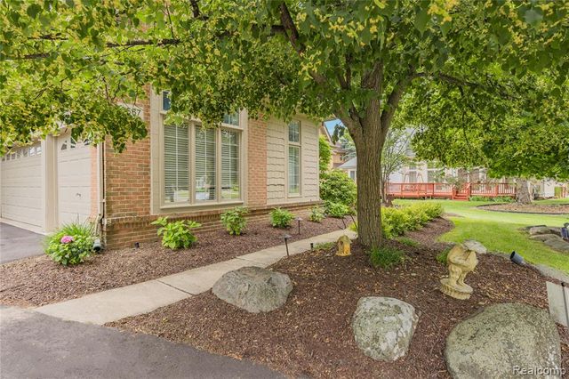 6567 Claremore Court, West Bloomfield, MI 48322