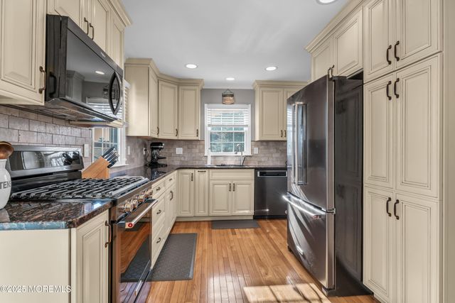 33 Sand Creek Lane, Toms River, NJ 08753