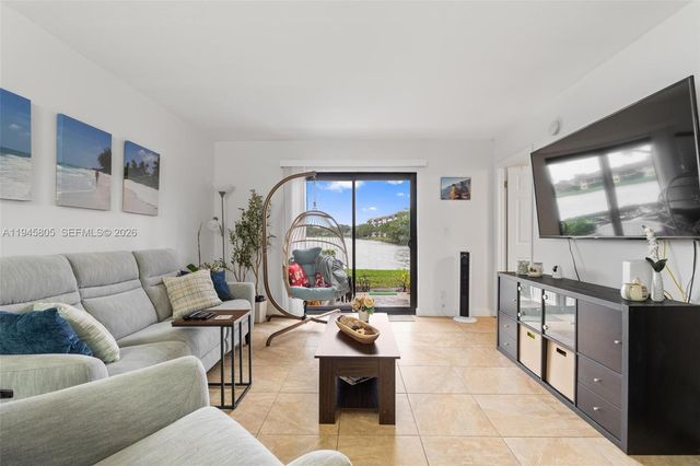 10005 S Winding Lake Rd 106, Sunrise, FL 33351