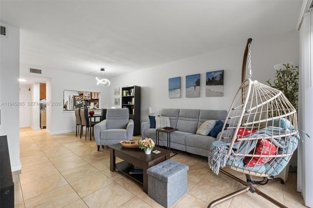 10005 S Winding Lake Rd 106, Sunrise, FL 33351