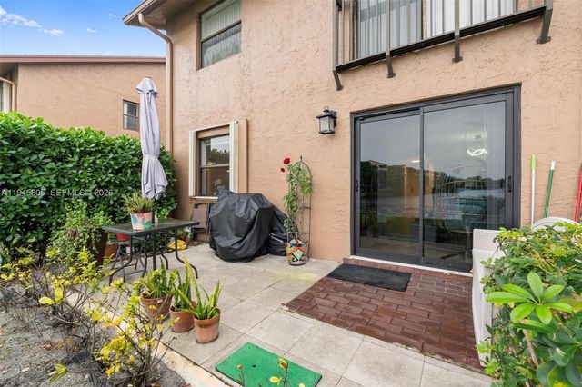 10005 S Winding Lake Rd 106, Sunrise, FL 33351