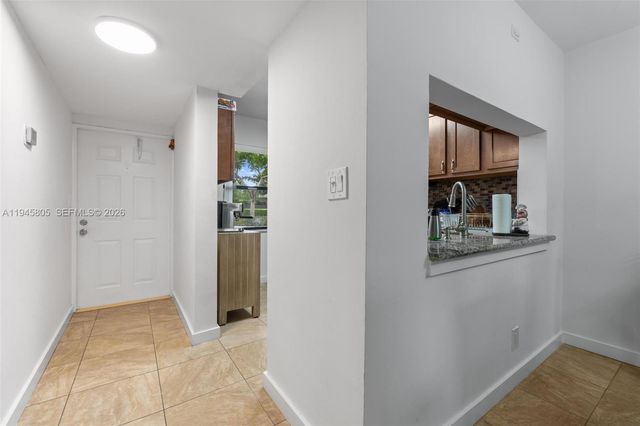 10005 S Winding Lake Rd 106, Sunrise, FL 33351