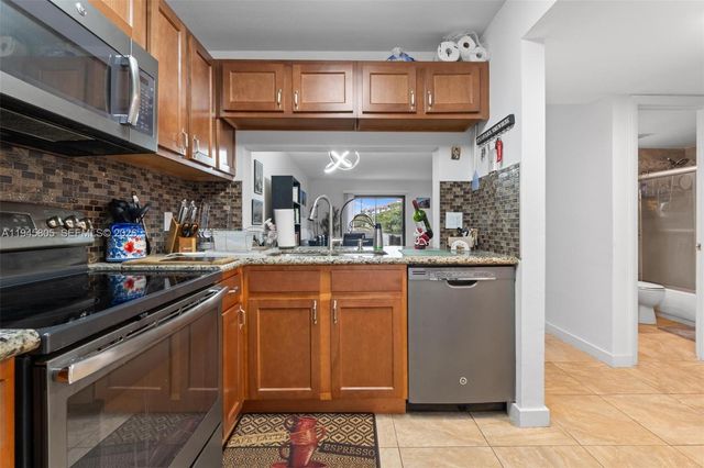 10005 S Winding Lake Rd 106, Sunrise, FL 33351